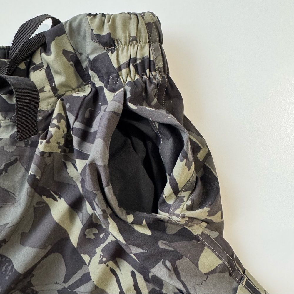 Lululemon Athletica Black and Green Patterned Spring Break Away Shorts Size 4 - Picture 6 of 9